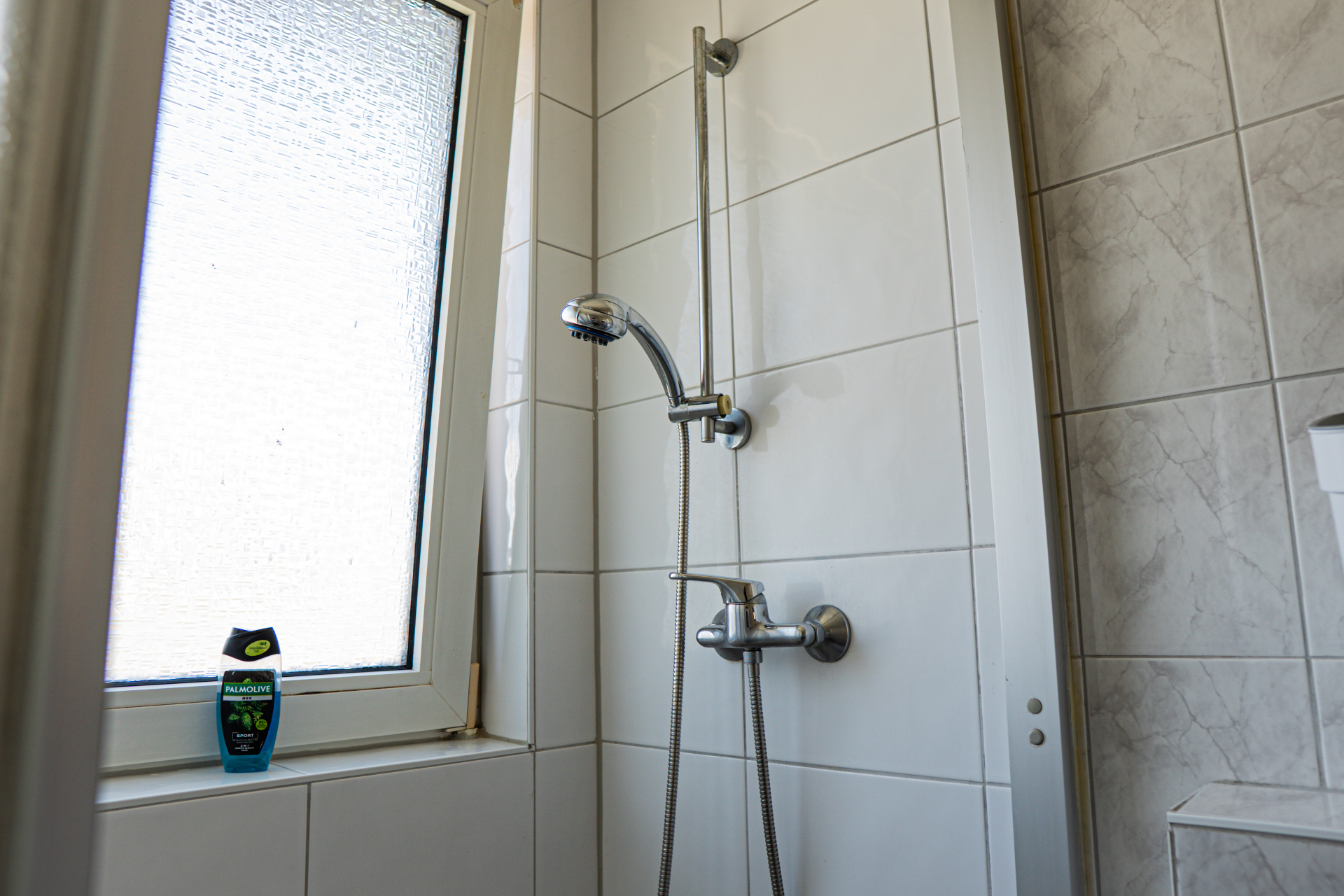 Dusche mit Tageslicht im Badezimmer