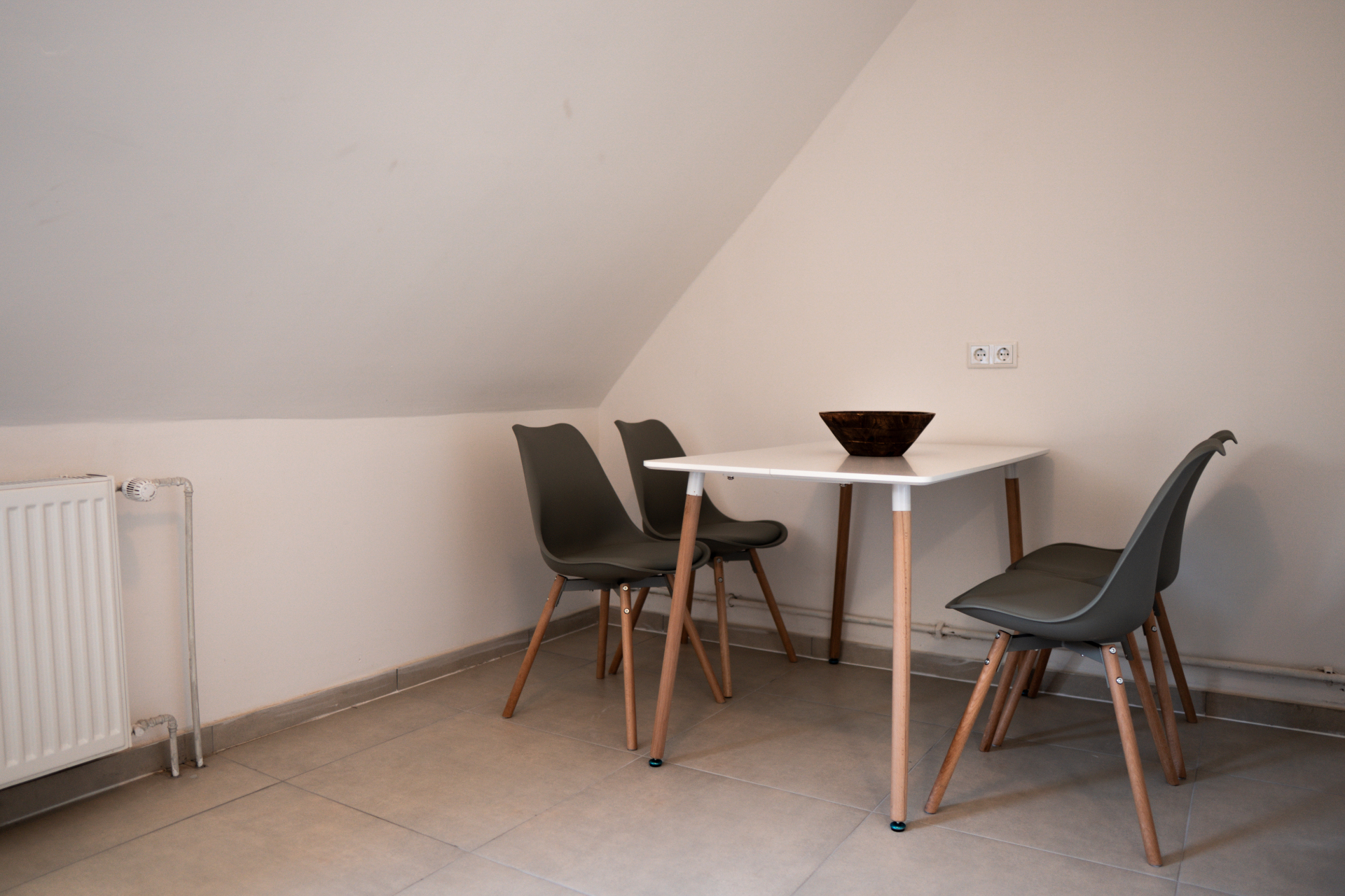 Essbereich mit Tisch und vier Stühlen