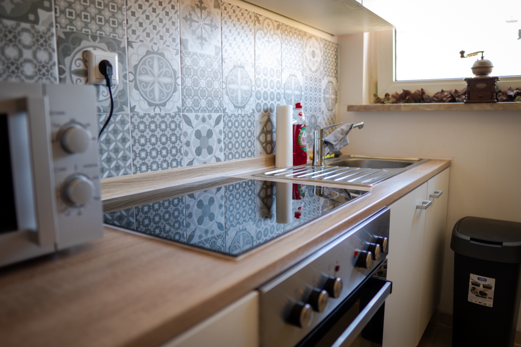 Küche mit Backofen und Ceranfeld