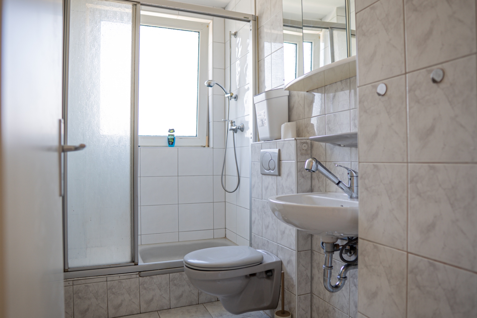 Modernes Badezimmer mit Dusche und WC